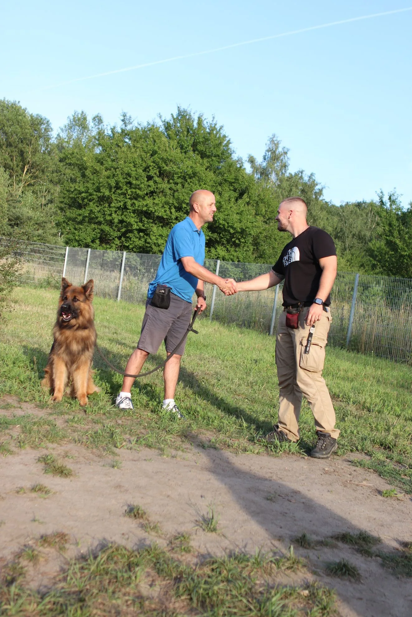 Einzeltraining von Leon Weisbecker mit einem Halter und seinem Schäferhund